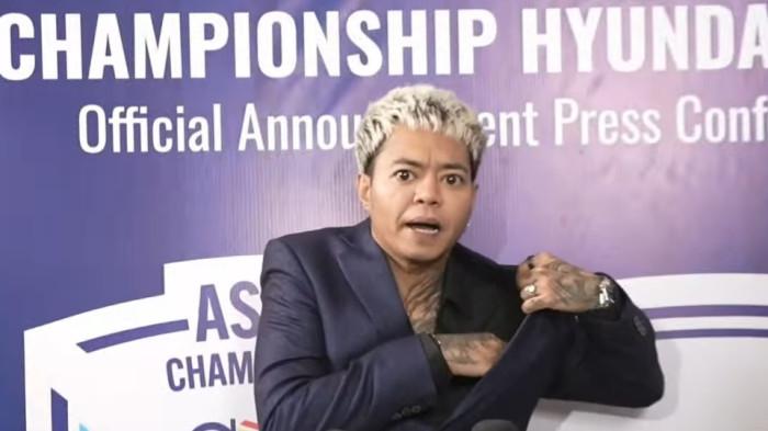 SIAP DIHUJAT - Reza Arap di kawasan Menteng, Jakarta Pusat, Kamis (16/7/2026). Arap bersama AAA Clan akan membawakan acara sepak bola ASEAN Championship di kanal YouTube-nya, YB. Reza Arap siap dihujat  jika dianggap sok tahu tentang bola,