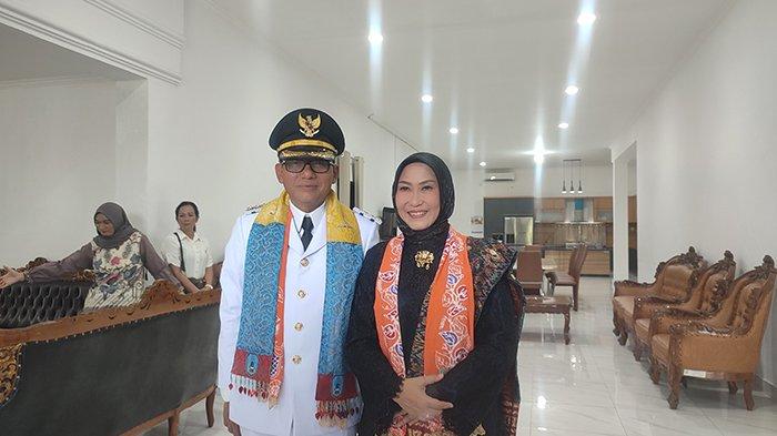 DJONI ALAMSYAH - Bupati Belitung, Djoni Alamsyah, dan istrinya, Hastari Wardianti saat berada di Rumah Dinas Bupati Belitung, Senin (3/3/2025). Djoni dan istri resmi menempati Rumah Dinas Bupati setelah menjalani prosesi penyambutan yang kental dengan adat budaya.