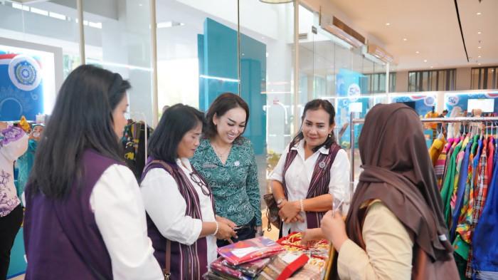 Ketua Dewan Kerajinan Nasional Daerah (Dekranasda) Pakpak Bharat, Juniatry Setia Manogihon Sirait, menghadiri acara Syukuran Hari Ulang Tahun (HUT) ke-46 Dewan Kerajinan Nasional (Dekranas) yang digelar di Halaman Trans Studio Makassar, Sulawesi Selatan, Jumat (10/7/2026).