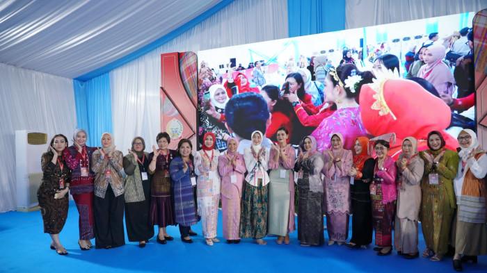 Ketua Dewan Kerajinan Nasional Daerah (Dekranasda) Pakpak Bharat, Juniatry Setia Manogihon Sirait, menghadiri acara Syukuran Hari Ulang Tahun (HUT) ke-46 Dewan Kerajinan Nasional (Dekranas) yang digelar di Halaman Trans Studio Makassar, Sulawesi Selatan, Jumat (10/7/2026).
