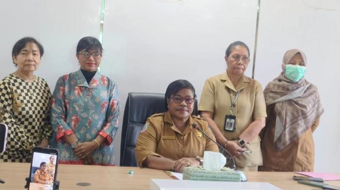 LAYANAN KESEHATAN - Kepala Dinas Kesehatan Kota Sorong, Jemima Elisabeth, didampingi tim audit investigasi ketika melakukan konferensi pers di Kantor Wali Kota Sorong, Selasa (21/7/2026)