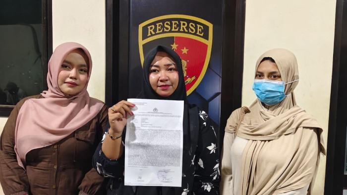 KORBAN MALPRAKTEK - Usai melakukan Laporan Polisi di MaPolresta Sorong Kota, Rosmilah Tuasikal Kuasa Hukum Yuliasti Damzil yang anaknya meninggal di duga karena kelalaian RS Maleo didampingi tim LBH AP Muhammadiyah dan Yuliasti.