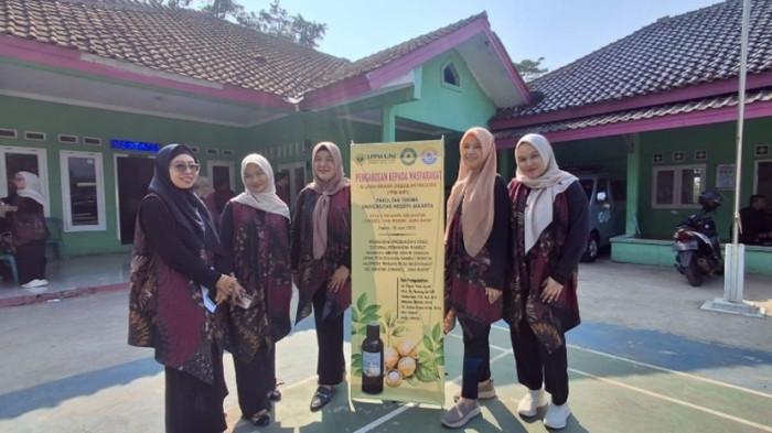 Tim dosen dan mahasiswa Pendidikan Tata Rias serta Prodi Kosmetik dan Perawatan Kecantikan FT UNJ memberikan penyuluhan penggunaan biji kemiri sebagai bahan kosmetika alami.