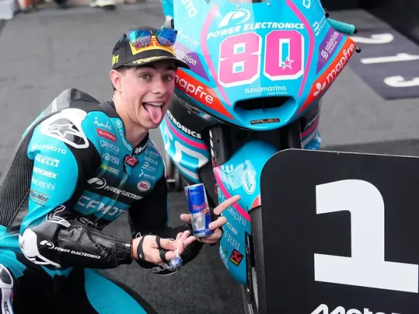 Pembalap CFMoto Inde Aspar, David Alonso, berpose setelah meraih pole position pada kualifikasi Moto2 Amerika di Circuit of The Americas, Austin, Amerika Serikat, 28 Maret 2026.