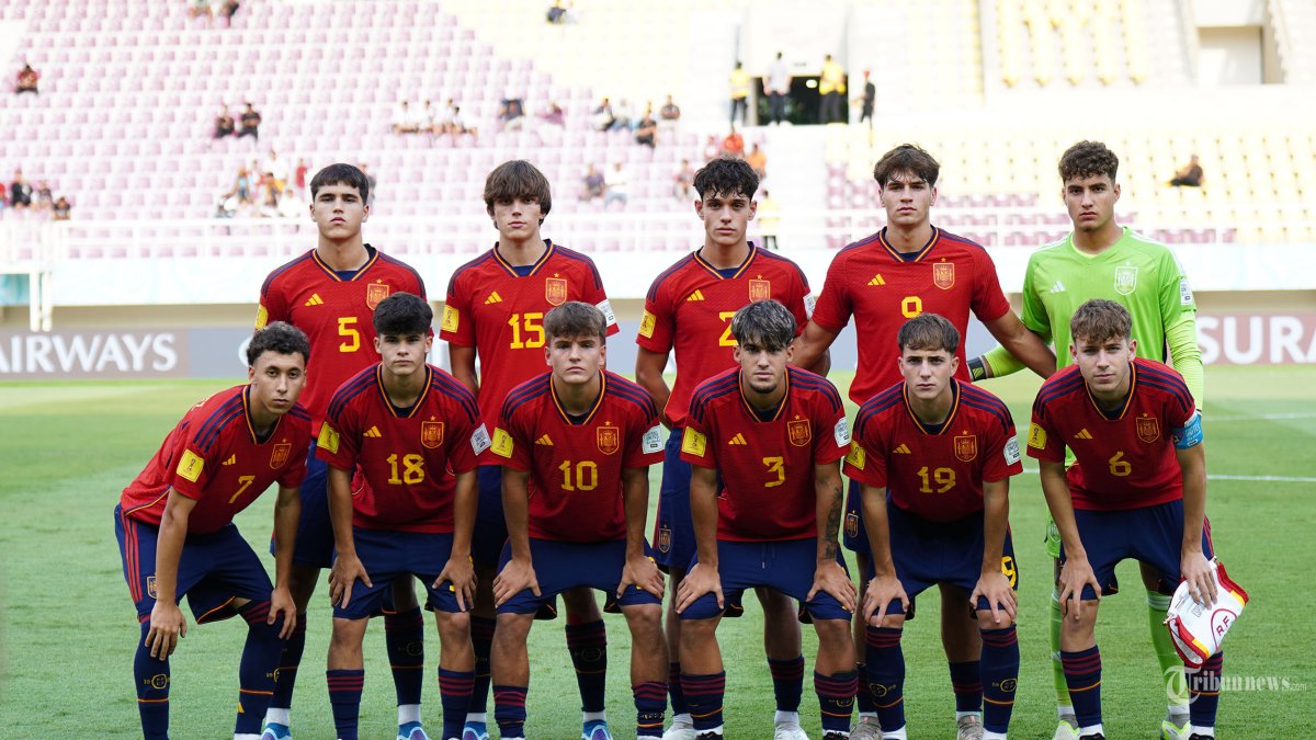Timnas Spanyol berfoto bersama jelang laga Spanyol vs Mali dalam lanjutan penyisihan grup B Piala Dunia U17 2023 di Stadion Manahan, Solo, Senin (13/11/2023). Spanyol berhasil mengalahkan Mali dengan skor 1-0. TRIBUN SOLO/Muhammad Nursina