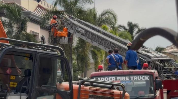 RUMAH MELEDAK - Petugas gabungan mebgevakuasi jenazah kedua dari lantai 2 rumah No 3B di Kompleks Grand Polonia dengan armada crane sekitar pukul 15.00-15.45 WIB, Selasa (21/7/2026).