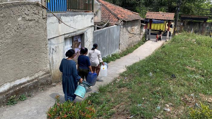 ANGKUT AIR - Warga Kampung Cibeber, Desa Giriasih, Kecamatan Batujajar, Kabupaten Bandung Barat, Jawa Barat, mengangkut wadah air karena kekurangan air bersih.