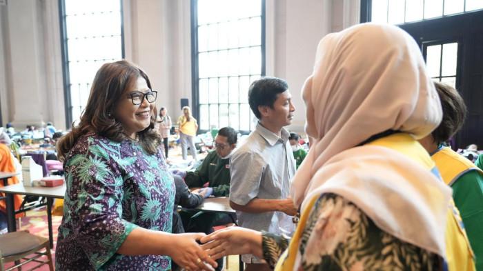 Dalam rangka HUT ke-41 Manulife Indonesia, Novita Rumngangun, Wakil Presiden Direktur & Deputy CEO Manulife Indonesia, hadir mengunjungi kegiatan donor darah yang melibatkan karyawan dan tenaga pemasar. Kegiatan ini menjadi wujud nyata komitmen Manulife Indonesia untuk terus berbagi manfaat bagi sesama.
