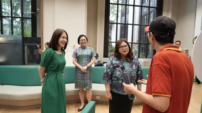 Shierly Ge, Chief Marketing Officer Manulife Indonesia (kiri), Caroline Utomo, Chief Operating Officer Manulife Indonesia (Tengah), dan Novita Rumngangun, Wakil Presiden Direktur & Deputy CEO Manulife Indonesia (kanan) hadir lebih dekat dengan nasabah melalui interaksi langsung di area customer service kantor pusat Manulife Indonesia, jakarta, Senin (20/7/2026).
