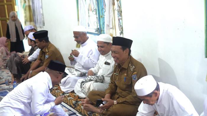 Bupati Syafrudin Noor dan Wakil Bupati Suriani berbaur saat peringatan Haul Datu Taniran.