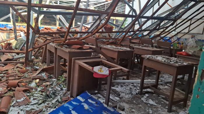 SEKOLAH DI KEBAYORAN LAMA AMBRUK - Kondisi sekolah SDN Kebayoran Lama Selatan 09, Jaksel, Selasa (21/7/2026). Sekolah tersebut ambruk sejak dua tahun terakhir tapi tak juga diperbaiki.