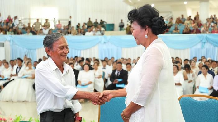 Pasangan yang ikut kawin massal di Manado