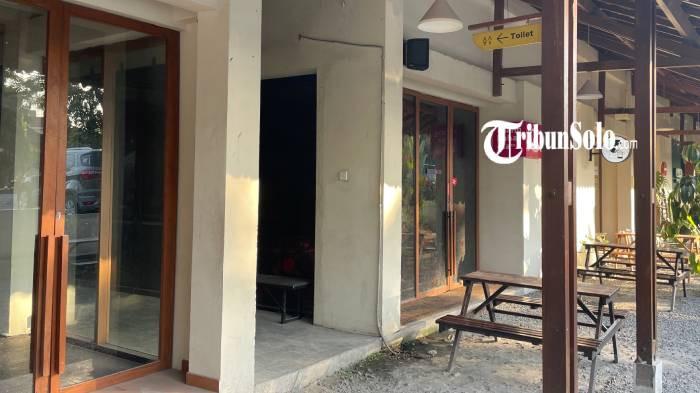 TUTUP. Outlet yang menjual miras di kawasan Lokananta Solo pada Selasa (21/7/2026). Satpol PP menemukan adanya miras dalam cup.