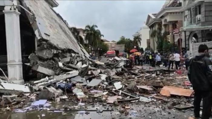 MELEDAK - Rumah mewah di Komplek Grand Polonia, Kecamatan Medan Polonia, Medan yang meledak pada Senin (20/7/2026) akhirnya terungkap. 