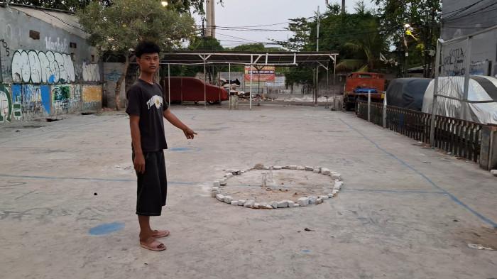 TAWURAN MAUT - Kerabat korban menunjukkan lokasi tewasnya remaja yatim berusia 16 tahun dalam tawuran maut di Kompleks UKA, Koja, Jakarta Utara.