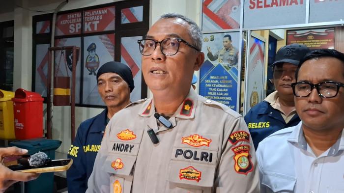 TAWURAN MAUT - Kapolsek Koja Kompol Andry Suharto menjelaskan kronologi tawuran maut yang menewaskan remaja 16 tahun di Kompleks UKA, Koja, Jakarta Utara.