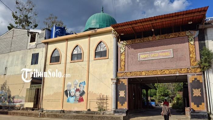 SEPI - Suasana Ponpes Santri Manjung Wonogiri, Jawa Tengah, pada Senin (20/7/2026). Seluruh santri dijemput oleh orang tuanya usai kasus asusila yang menjerat sang pendiri, Bripka E, mencuat ke publik.
