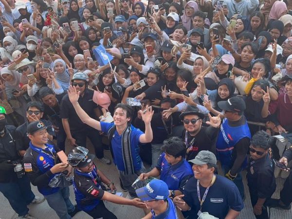 Pembalap Thailand, Ing Asavanund dalam acara meet and greet bersama fan pada ajang Yamaha R3 BLU CRU Asia-Pacific Championship 2026 di Sirkuit Mandalika, Lombok, NTB pada Minggu (19/7/2026)