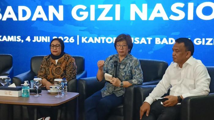 PIMPINAN BARU BGN - Wakil Kepala Badan Gizi Nasional (BGN) Agustina Arumsari (tengah) saat jumpa pers perdana di Kantor BGN Pusat, Jakarta, Kamis (4/6/2026). Agustina menyatakan dirinya belum mendapatkan ruang kerja karena ruang kerjanya masih disegel.