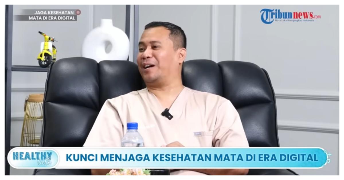 SENAM MATA - Dokter Spesialis Mata, RSUD Bung Karno Kota Surakarta, dr. Andi Cleveriawan Arvi Putra, Sp.M. dalam wawancara program Healthy Talk yang dipandu host Ahmad Nur Rosikin di Studio Tribunnews Solo, Karanganyar, Jawa Tengah, beberapa waktu lalu. dr. Andi menerangkan otot mata diperlukan untuk membantu mata tetap fokus.
