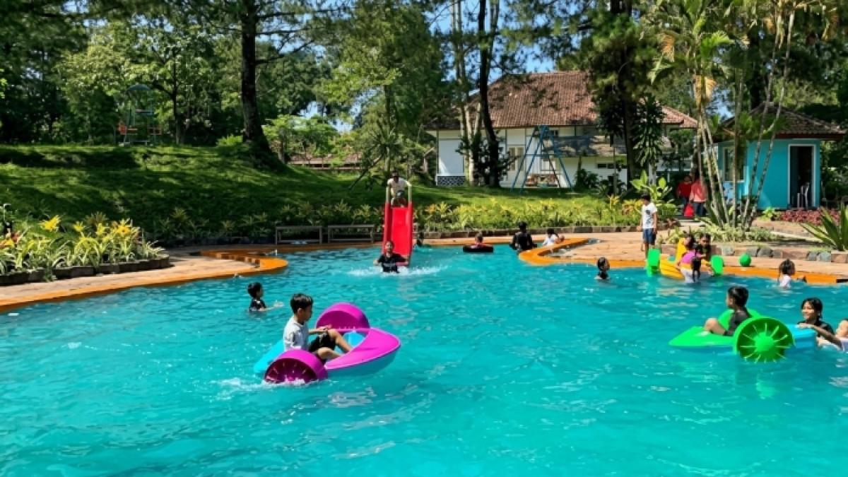 Pengunjung berenang di kolam renang Kaliurang Park, Sleman, Jogja.