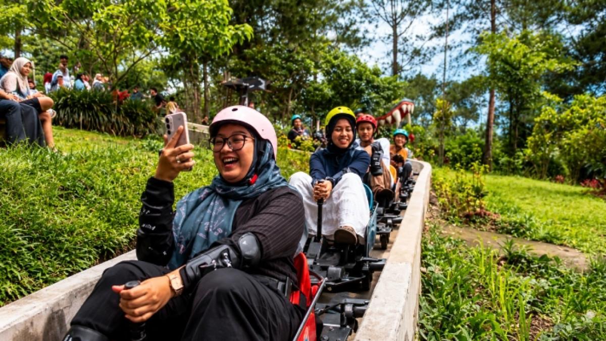 Pengunjung bermain wahana Tamiya Mountain Coaster di Kaliurang Park, Sleman, Yogyakarta.
