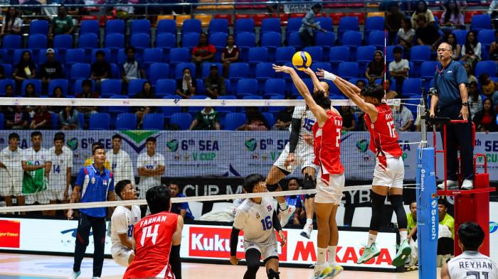 MOMEN BLOCK - Dua pemain Timnas Voli Putra Indonesia (jersey Merah Putih) melakukan block terhadap peamin Kamboja pada pertandingan Grup A SEA V Cup 2026 di Candon City, Filipina, Kamis (16/7) malam WIB.