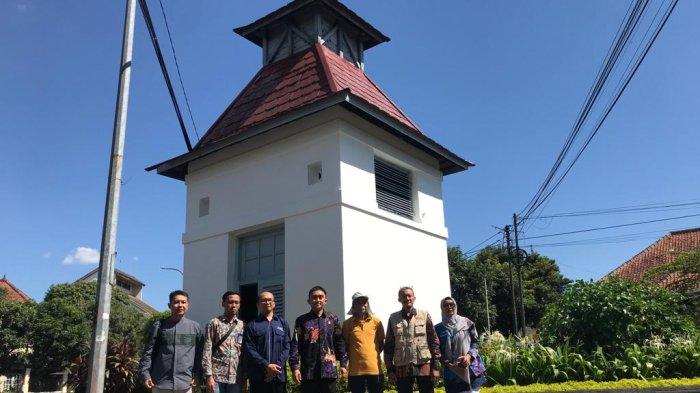 Tim Juri Apresiasi Kelestarian dan Keterawatan WBCB Kota Yogyakarta Tahun 2023 bersama pengelola Babon ANIEM PLN berfoto bersama di depan bangunan warisan budaya cagar budaya Babon ANIEM Kotabaru.