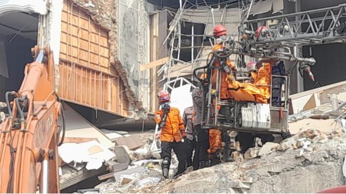 Tim SAR gabungan kembali berhasil menemukan korban yang tertimbun di reruntuhan rumah mewah yang meledak, di Kecamatan Medan Polonia, Kota Medan, Selasa (21/7/2026). Korban kedua yang tertimpa reruntuhan bangunan ini, ditemukan sekitar pukul 15.30 WIB dan langsung dilarikan ke RS Columbia Asia menggunakan mobil ambulans sekitar pukul 15.45 WIB.