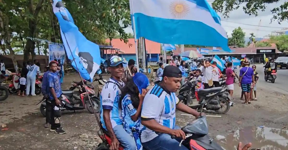 Fans Timnas Argentina berada di Pantai Nabire, Distrik Nabire, Kabupaten Nabire, Papua Tengah, pada Kamis (11/6/2026). TribunPapuaTengah/Calvin Eluis Erari
