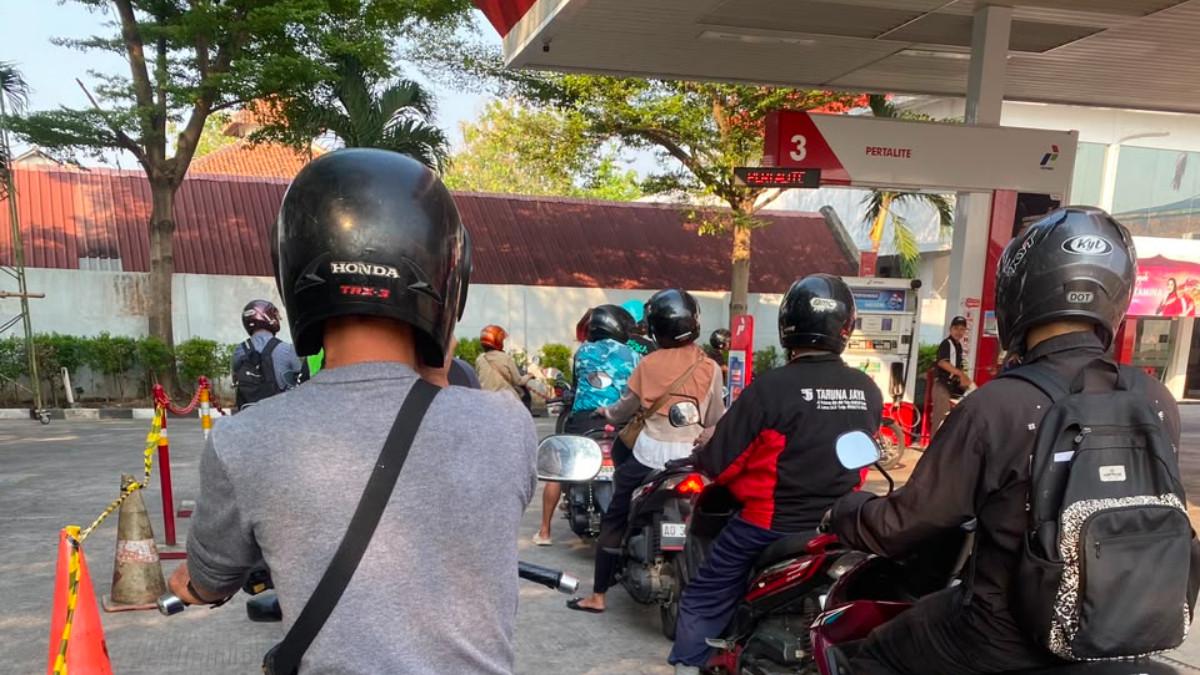 Penampakan antrean pengendara motor saat membeli BBM di jalur pertalite di SPBU Banyuanyar, Banjarsari, Surakarta Rabu (15/7/2026). Bagi sebagian warga, biaya transportasi kini mengambil porsi yang lebih besar dibanding sebelumnya.