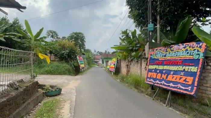 KARANGAN BUNGA - Karangan bunga di jalan lingkungan rumah duka almarhum Brigadir Eko Winarno Saputra di Jalan Pertabas, Kenali Asam Atas, Kecamatan Kotabaru, Kota Jambi, Selasa (21/7/2026). Eko Winarno Saputra ditemukan meninggal dunia di rumah kos di Desa Talang Babat, Kecamatan Muara Sabak Barat, Kabupaten Tanjab Timur, Jambi pada Sabtu (18/7/2026) dini hari. (Tribun Jambi/Rifani Halim)