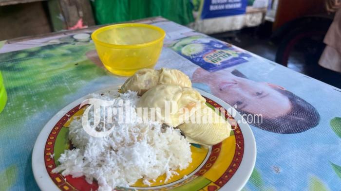 PEDAGANG KETAN DURIAN- Penampakan piring berisikan ketan putih dengan tumpukan durian yang sudah dikupas di Warung Kenzy, Pasar Raya Padang, Sumatera Barat, Selasa (21/7/2026).