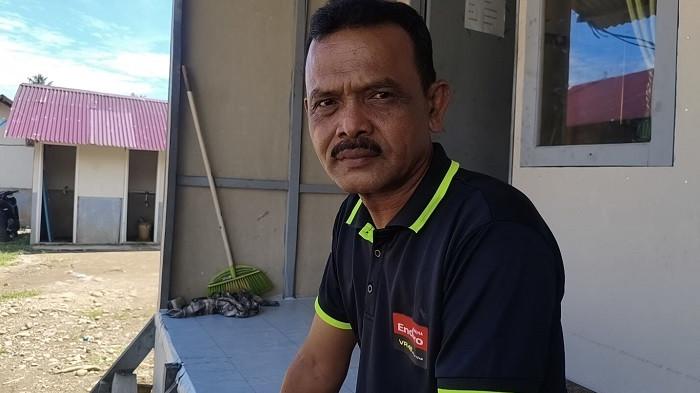 BANTUAN JAMINAN HIDUP - Penyintas bencana, Syafrizal (56) saat memberikan keterangan di huntara Kapalo Koto, Kecamatan Pauh, Kota Padang, Selasa (21/7/2026). Ia dan warga lainnya berharap bantuan segera dicarikan, agar bisa menambah kebutuhan sehari-hari.