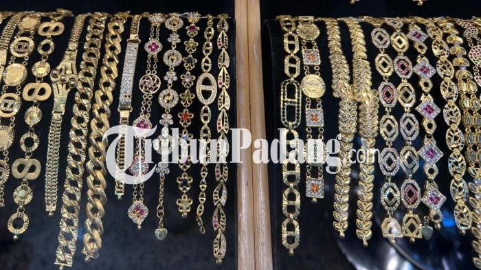 HARGA EMAS- Penampakan emas perhiasan yang dipajang di etalase Toko Emas Murni Pasar Raya Padang, Sumatera Barat, Selasa (21/7/2026). Harga emas perhiasan per takaran lokal atau biasa disebut saameh (satuan berat emas khas Minangkabau yang setara dengan sekitar 2,5 gram) berada di angka Rp5.450.000.