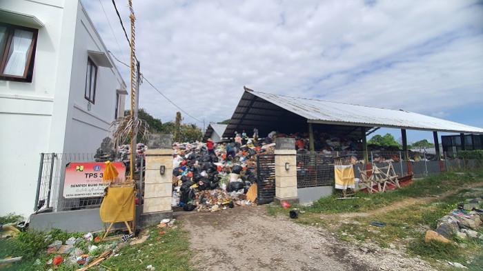 SAMPAH - Tumpukan sampah tanpa dipilah penuhi TPS3R Kelurahan Sempidi, Badung pada Selasa 21 Juli 2026.