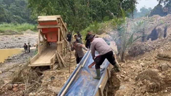 RAZIA PETI - Sebanyak 250 personel gabungan diterjunkan untuk menyisir kawasan Geopark Merangin atau UNESCO Global Geopark (UGGp) Merangin, Senin (20/7/2026). 