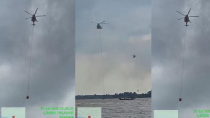 WATER BOMBING - Helikopter mengambil air untuk water bombing kebakaran hutan dan lahan (karhutla) di Desa Rantau Panjang, Kecamatan Kumpeh, Kabupaten Muaro Jambi, Selasa (21/7/2026).