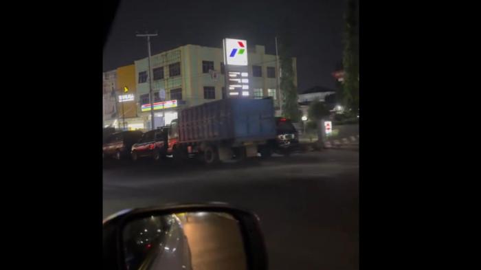 BBM LANGKA - Penampakan antrean kendaraan di SPBU Jambi. Kelangkaan Bahan Bakar Minyak (BBM) bersubsidi jenis Pertalite mulai dikeluhkan oleh masyarakat di Kota Jambi. Dalam dua hari terakhir, stok Pertalite di sejumlah Stasiun Pengisian Bahan Bakar Umum (SPBU) dilaporkan kosong. 
