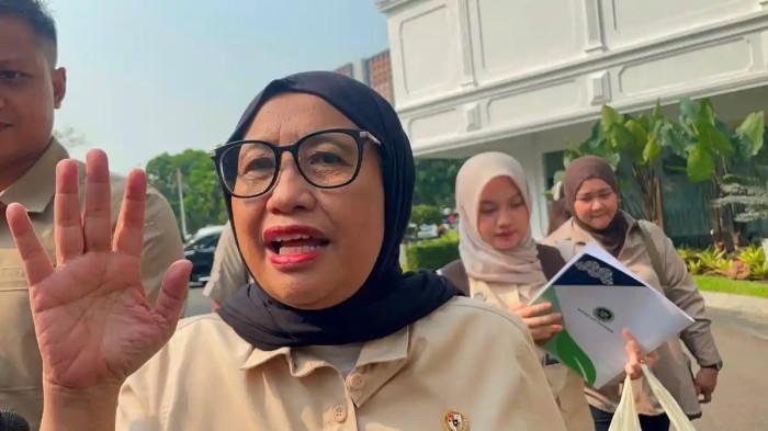BATASI TAMU - Wakil Kepala Badan Gizi Nasional (BGN), Nanik S Deyang memberi penjelasan setelah menemui para pemangku Makan Bergizi Gratis (MBG) wilayah Kabupaten Tulungagung dan Kabupaten Trenggalek, di Hotel Lojikka Tulungagung, Jawa Timur, Sabtu (10/1/2026). Nanik S Deyang langsung menerapkan aturan ketat usai kasus korupsi MBG. Mulai dari mensterilkan kantor dari tamu.