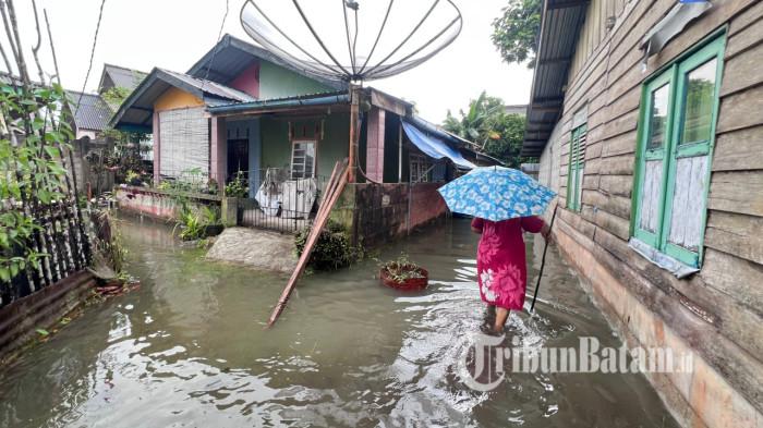 BANJIR DI LINGGA - Hujan deras kembali memicu banjir di kawasan Lorong Fajar, Kelurahan Dabo, Kecamatan Singkep, Kabupaten Lingga, Provinsi Kepulauan Riau, Selasa (21/7/2026).