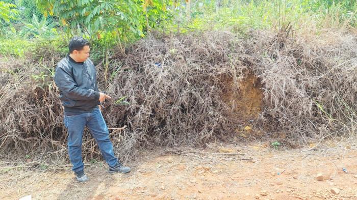 PENEMUAN MOTOR DI BINTAN VIRAL  - Seorang pengendara, Aan sedang berada di lokasi kecelakaan tunggal di jalan Sekuning, Teluk Bintan, Kabupaten Bintan, Provinsi Kepulauan Riau (Kepri), Selasa (21/7/2026).