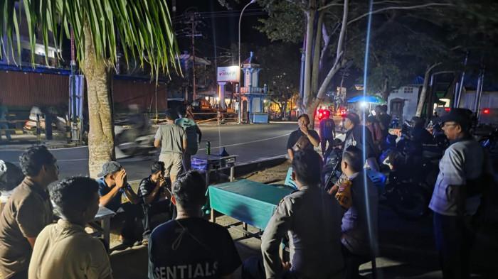 POLSEK SIANTAN - Anggota Polsek Siantan menenangkan sejumlah pedagang di bekas bangunan RSUD Tarempa, Kelurahan Tarempa, Kecamatan Siantan, Kabupaten Kepulauan Anambas, Provinsi Kepulauan Riau (Kepri), Minggu, (19/7/2026) malam. Polisi mengungkap penyebab insiden yang sempat viral di medsos itu.