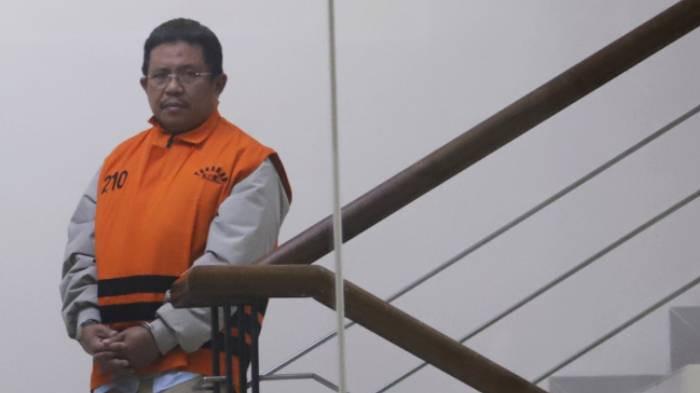 TERSANGKA KORUPSI - Bupati Lombok Barat Lalu Ahmad Zaini berjalan menuruni tangga usai menjalani pemeriksaan di Gedung KPK, Jakarta, Selasa (21/7/2026).