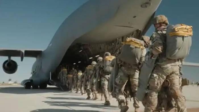KIRIM PASUKAN - Foto ilustrasi Sekitar 1.000 tentara AS dari Divisi Lintas Udara ke-82 Angkatan Darat diperkirakan akan dikerahkan dalam beberapa hari mendatang ke Timur Tengah. Setelah Trump mencabut blokade Selat Hormuz, kini ia malah mengirim 10.000 pasukan AS ke Timur Tengah.