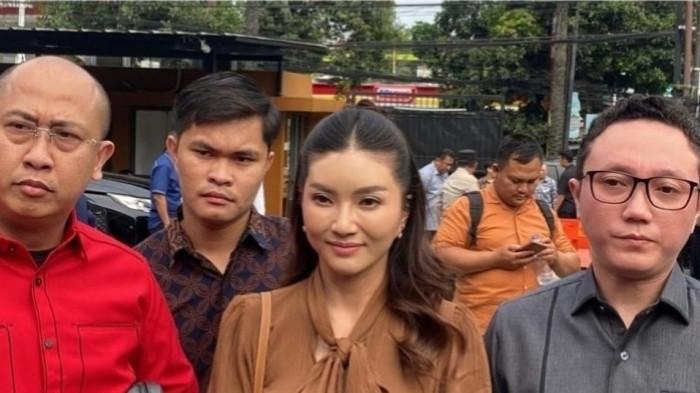 SIDANG GUGATAN HAK ASUH - Sarwendah bersama tim kuasa hukumnya tiba di Pengadilan Negeri Jakarta Selatan guna menjalani sidang gugatan hak asuh anak, Rabu (22/7/2026). (Tribunnews.com/Fauzi Alamsyah).