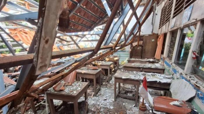 SEKOLAH RUSAK - Empat kelas dan satu ruangan Unit Kesehatan Sekolah (UKS) SDN Kebayoran Lama Selatan 09 Pagi, Kebayoran Lama, Jakarta Selatan tepatnya Jalan K.H. Ismail telah roboh selama dua tahun atau sejak 2024.