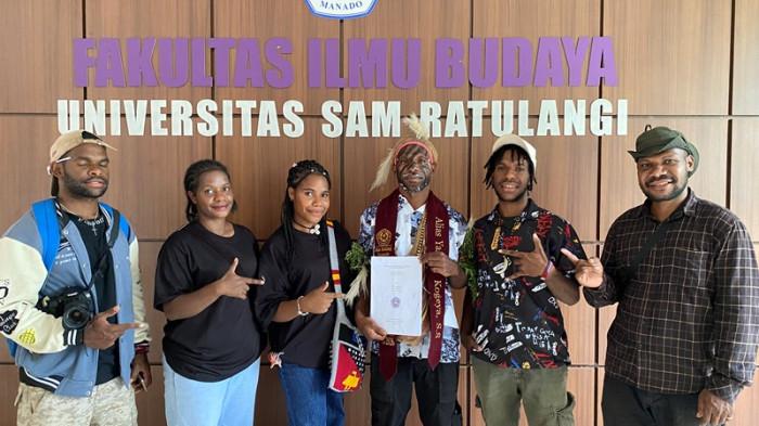 UJIAN SKRIPSI - Penampilan Yasenut Kogeya, mahasiswa Program Studi Sastra Indonesia.654jio