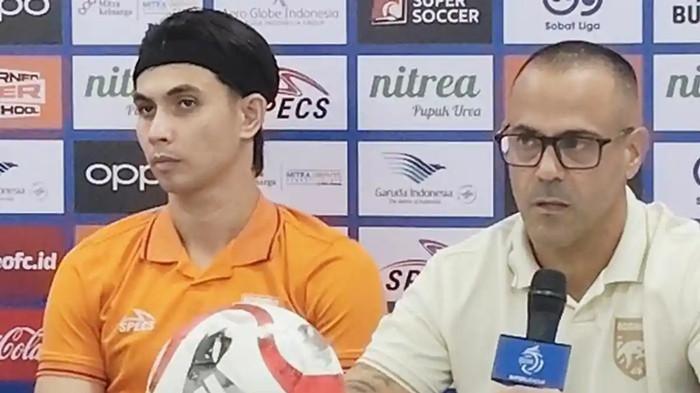 TINGGALKAN BORNEO FC - Kiper Borneo FC, Nadeo Argawinata (jersey orange), saat press conference di Samarinda belum lama ini. (TRIBUNKALTIM.CO/MOHAMMAD FAIROUSSANIY)