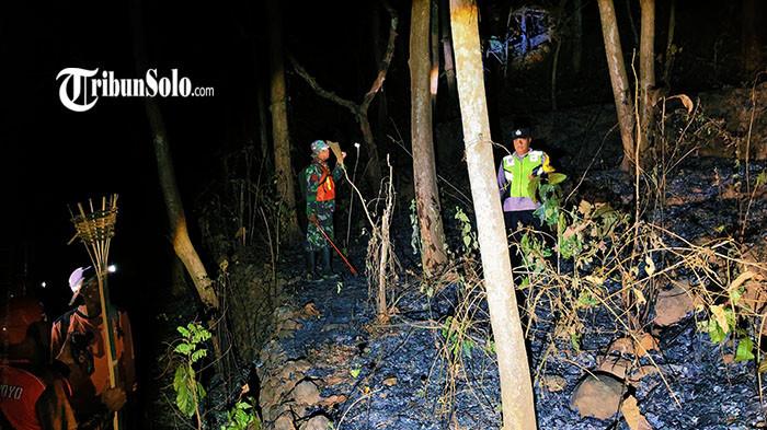 KEBAKARAN - Kebakaran lahan seluas sekitar 1,5 hektare terjadi di kawasan perbukitan Dusun Kebyuk Kidul, Desa Tempursari, Kecamatan Sidoharjo, Wonogiri, Jawa Tengah, Selasa (21/7/2026) petang. Kobaran api yang melalap semak belukar dan kawasan hutan rakyat berhasil dipadamkan sebelum menjalar ke permukiman warga yang berada tidak jauh dari lokasi.